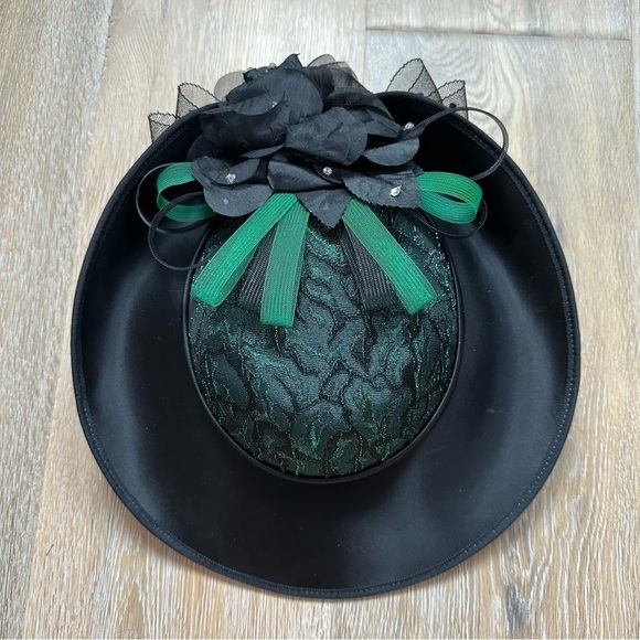 Vintage 80's Black Satin Green Lace Hatinator Fascinator Cocktail Hat Horse Race - Picture 9 of 13